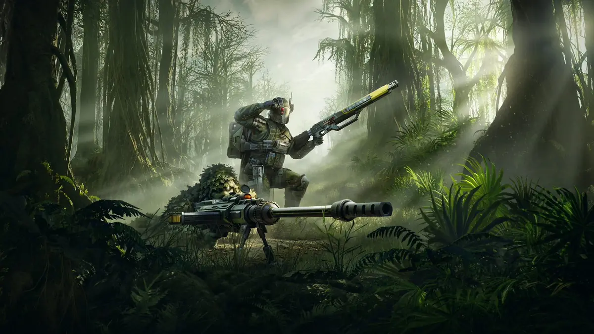 Helldiver camuflado mirando um rifle de precisão em uma floresta.