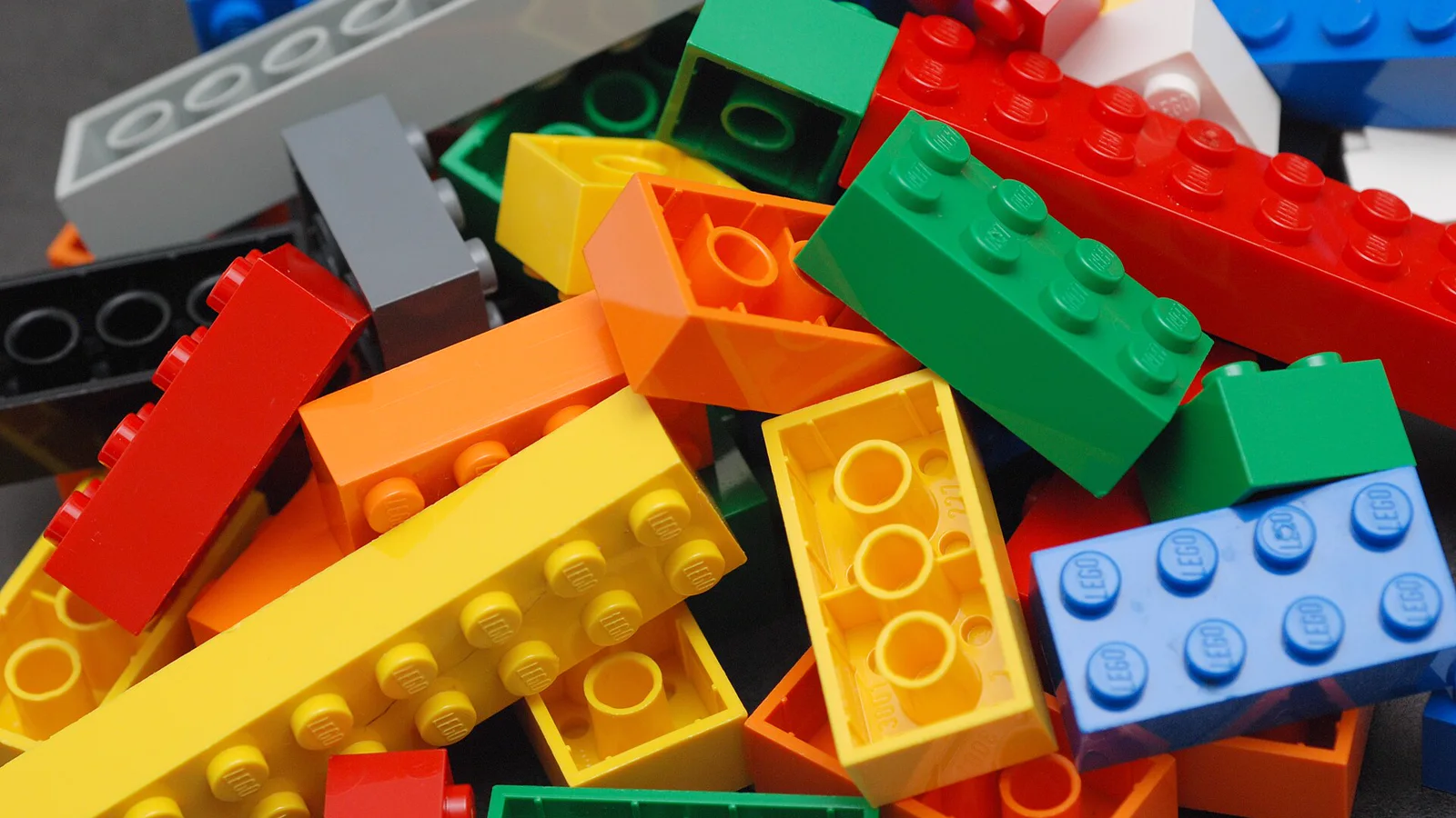 Peças LEGO coloridas vistas de perto