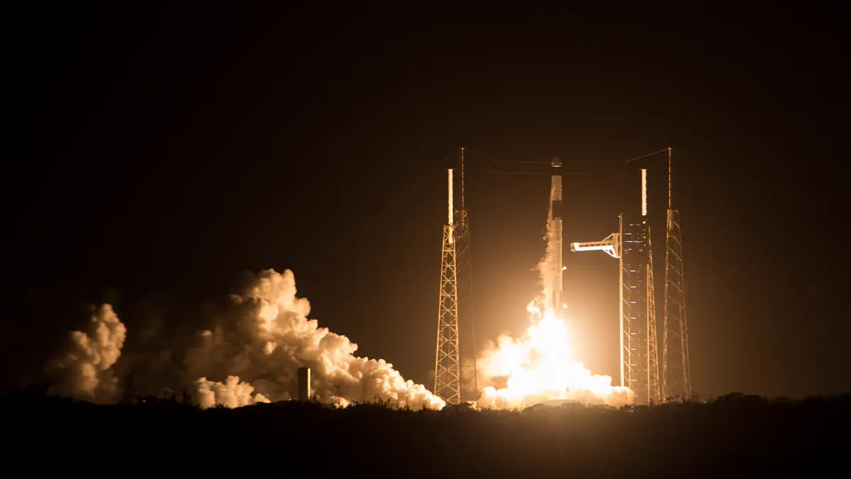 Foguete Falcon 9 decolando com a nave Dragon na missão Crew-12